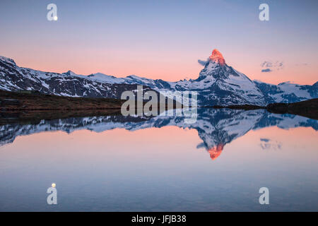 Suisse, Valais, le Cervin au lever du soleil reflétée au Stellisee, vallée de Zermatt Banque D'Images