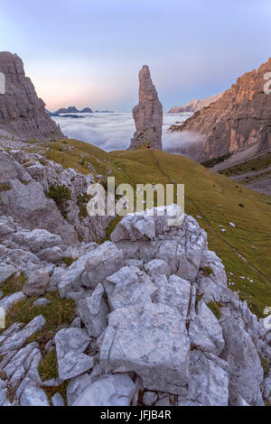 Le Campanile di Val Montanaia dans le Frioul Dolomites avec le peu de Perugini bivouac à son pied, Cimolais, Dolomites, Friuli, Italie, Europe Banque D'Images