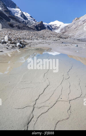 L'Europe, l'Autriche, la Carinthie, Glockner Group, Haut Tauern, le Johannisberg mountain reflètent dans l'eau sur la moraine du glacier de gravier au Pasterze Grossglockner Banque D'Images