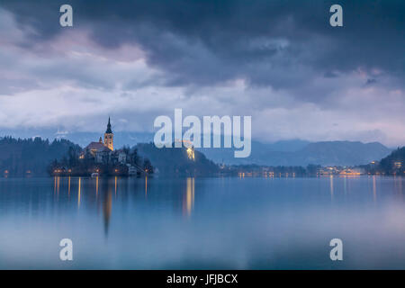 L'Europe, la Slovénie, Haute-Carniole, le lac de Bled à un matin d'hiver Banque D'Images