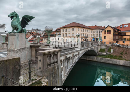 L'Europe, la Slovénie, Ljubljana, le Dragon bridge (Zmajski most) sur la rivière Ljubljanica Banque D'Images