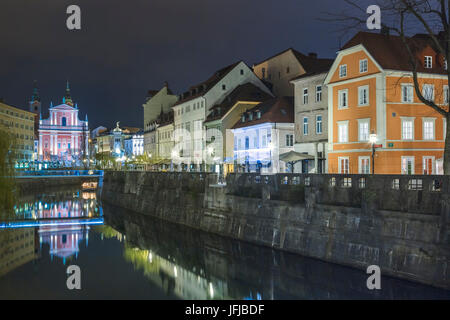 L'Europe, la Slovénie, Ljubljana, les bâtiments sur la rivière Ljubljanica, sur l'arrière-plan l'église franciscaine de l'Annonciation Banque D'Images