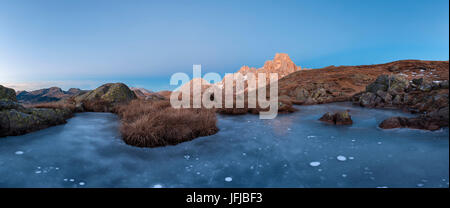 L'Europe, Italie, Trentin-Haut-Adige, petit étang glacé sur Cavallazza Piccola groupe de Lagorai, dans l'arrière-plan la montagne Mulaz et Cimon della Pala, Pale di San Martino, Dolomites Banque D'Images