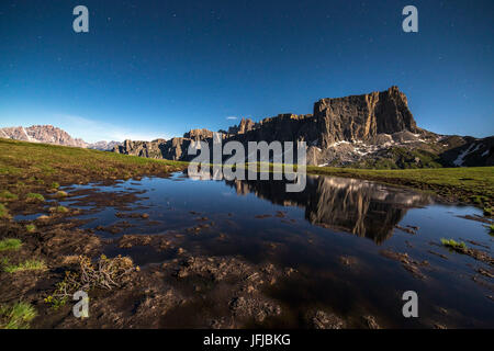 D Lastroni a Rapp se reflètent dans une flaque à Giau Pass lors d'une pleine lune d'une nuit d'été, Cortina d'Ampezzo, Dolomites, Vénétie, Italie, Europe Banque D'Images