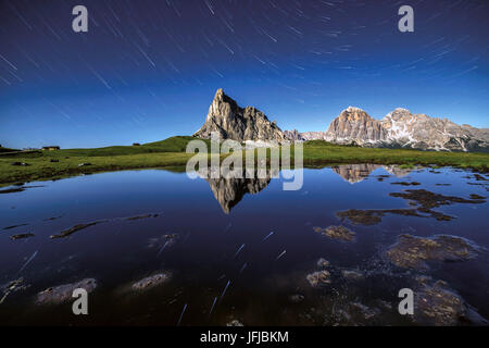 Au col Giau Startrail durant la pleine lune d'une nuit d'été, Cortina d'Ampezzo, Dolomites, Vénétie, Italie, Europe Banque D'Images