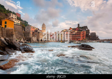 Tempête de mer à Vernazza, Cinque Terre, ligurie, italie Banque D'Images