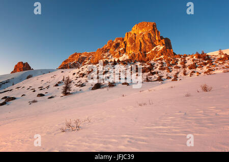 Italie, Vénétie, district de Belluno, Giau Pass - Nuvolau peak au coucher du soleil Banque D'Images