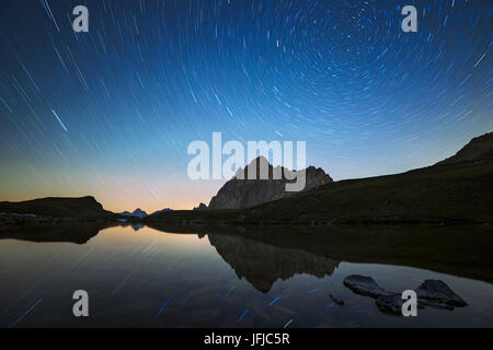 L'Italie, Piémont, Cuneo, Maira - startrail au Rocca la Meja Banque D'Images