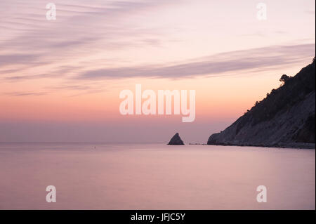 La Vela reef au coucher du soleil, Portonovo, NP Conero, Marches, Italie Banque D'Images