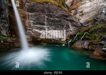 L'Italie, Piémont, Cuneo, Maira- Pis del Passet waterfall Banque D'Images