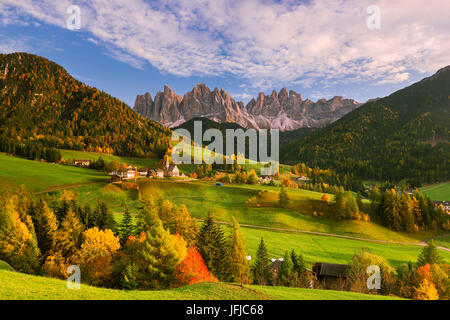 L'Italie, le Tyrol du Sud, Bolzano, district de la vallée de Funes - paysage d'automne Banque D'Images