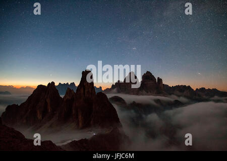 Nuit d'été avec vue sur la Tour de Wund Cadini di Misurina avec les Trois Cimes de Lavaredo sous la Voie Lactée, Cadini di Misurina, Dolomites, Vénétie, Italie, Banque D'Images