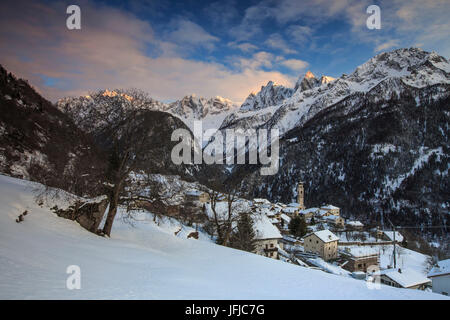 Coucher du soleil d'hiver à Soglio avec vue sur Sciore, Pizzo Badile, Cengalo et Soglio, Val Bregaglia, Canton des Grisons, Suisse, Banque D'Images