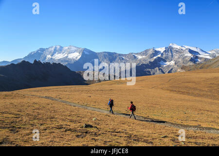 Les randonneurs le long wallking Hill de Nivolet, parc national du Gran Paradiso, Alpi Graie Banque D'Images