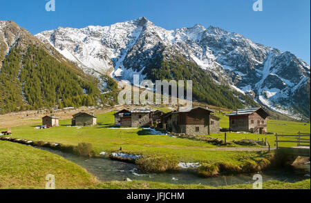 L'Europe, Italie, Lombardie, chalets de montagne dans une vallée du Parc National du Stelvio Banque D'Images