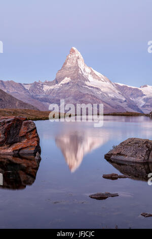 Le Cervin reflète dans Stellisee au lever du soleil, Zermatt Canton du Valais Alpes Pennines Suisse Europe Banque D'Images