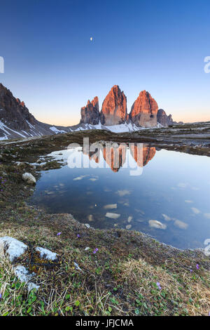 L'aube éclaire les Trois Cimes de Lavaredo reflète dans le lac, Dolomites de Sesto Trentin-Haut-Adige Italie Europe Banque D'Images