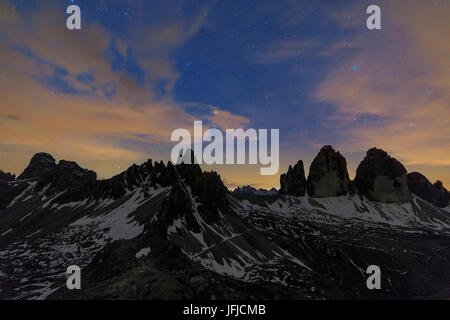 Nuit étoilée la trame Trois Cimes de Lavaredo Dolomites de Sesto Trentin-Haut-Adige Italie Europe Banque D'Images