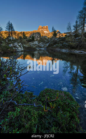 Mont Averau, Lago di Limedes, Dolomites, Vénétie, Italie, Averau se reflète dans Limedes lake Banque D'Images