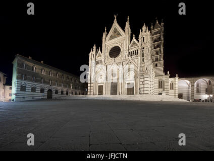 La façade de la cathédrale de Santa Maria Assunta est presque entièrement recouvert de marbre blanc, Sienne, Toscane, Italie Banque D'Images