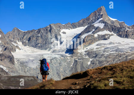 Randonneur sur le chemin piétonnier produit vers les hauts sommets dans une claire journée d'été Gornergrat Canton du Valais Suisse Europe Banque D'Images