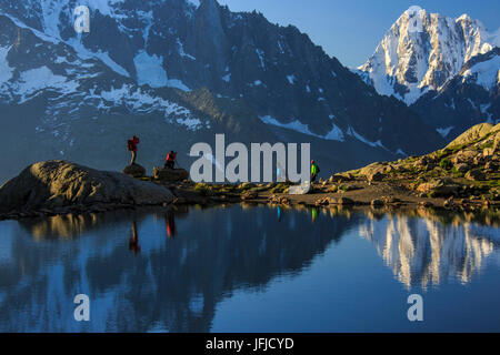 Les photographes et randonneurs sur la rive du Lac de Cheserys à l'aube Haute Savoie France Europe Banque D'Images