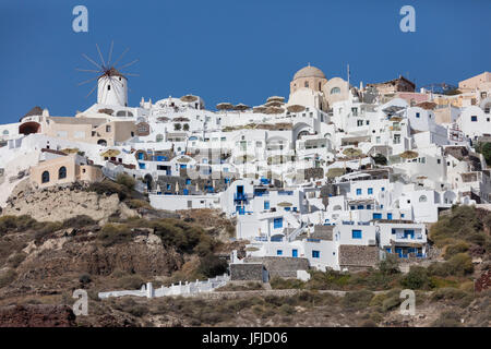 Grec typique village perché sur les volcanites du rock avec ses maisons blanches et bleues et de moulins à vent Santorini Cyclades Grèce Europe Banque D'Images