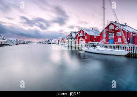 Le typique village de pêcheurs de Henningsvær rouge avec ses maisons appelées îles Lofoten rorbu Europe du nord de la Norvège Banque D'Images