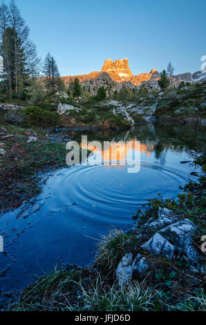 Mont Averau, Limedes Lake, Dolomites, Vénétie, Italie, Averau se reflète dans Limedes lake Banque D'Images