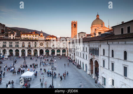 Brescia, Lombardie, Italie, loggia et place de la cathédrale de Brescia au coucher du soleil vue depuis le balcon Loggia's building Banque D'Images