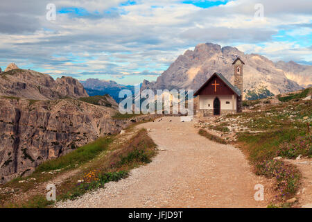 Tre Cime di Lavaredo, Trentin-Haut-Adige, Italie, une belle église alpin sur le sentier qui relie le refuge Auronzo avec les Trois Cimes de Lavaredo Banque D'Images