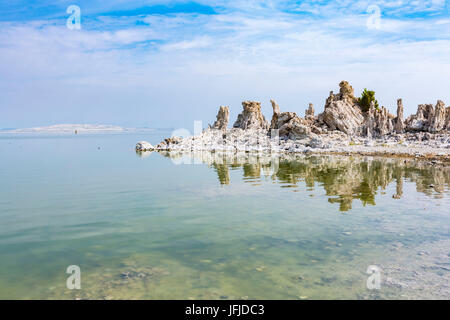 Tours de tuf réfléchir sur les eaux du lac Mono, Mono County, Californie, USA, Banque D'Images