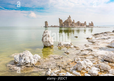 Tours de tuf réfléchir sur les eaux du lac Mono, Mono County, Californie, USA, Banque D'Images