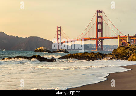 Golden Gate Bridge at sunset shot de Baker Beach, San Francisco, comté de Marin, en Californie, USA, Banque D'Images