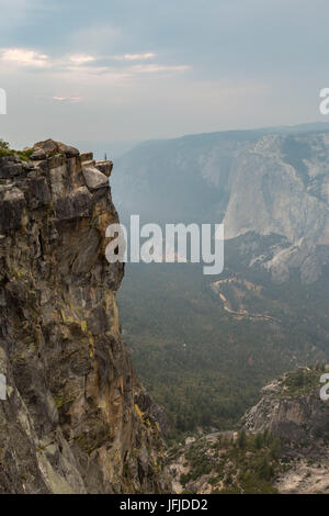 Personne sur le bord au point de vue de Taft, vallée de Yosemite, Yosemite National Park, Mariposa County, Californie, USA, Banque D'Images