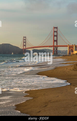 Golden Gate Bridge at sunset shot de Baker Beach, San Francisco, comté de Marin, en Californie, USA, Banque D'Images