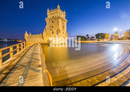 Crépuscule bleu et de lumières sur la Tour de Belém reflétée dans le Tagus River Padrão dos Descobrimentos Lisbonne Portugal Europe Banque D'Images