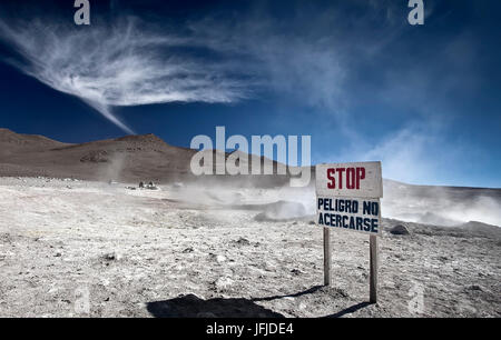 Sol de Mañana est un champ géothermique actif au sud-ouest de la Laguna Colorada, il n'est pas sans rappeler d'un petit parc, avec des pots de boue bouillonnante, geysers, et l'odeur âcre de soufre, contrairement à Yellowstone, cependant, il n'y a pas de trottoirs, vous êtes libre de marcher où vous le souhaitez autour de ce champ géothermique mais attention ! ! La croûte est fine et un faux pas peut vous envoyer en boue ! - Reserva Nacional de Fauna Andina Eduardo Avaroa, Bolivie Banque D'Images