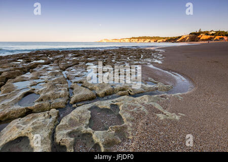 L'aube s'allume l'océan et les rochers par erosed vent sur la plage de Praia da Rocha, Portimao Algarve Portugal Europe district Faro Banque D'Images