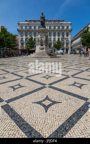 Historique La Praça Luís de Camões avec carreaux décorés et la statue entre Chiado et Bairro Alto Lisbonne Portugal Europe Banque D'Images
