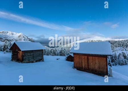 Deux pavillons en bois recouvert de neige, le Passo delle Erbe, Bolzano, Trentin-Haut-Adige - Sudtirol, Italie, Europe, Banque D'Images