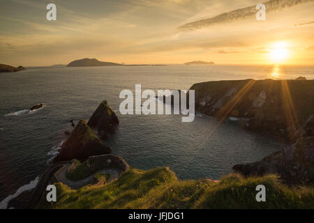 Route de Dunquin Pier et ses environs, Dunquin, péninsule de Dingle, Co, Kerry, Munster, Irlande, Europe, Banque D'Images