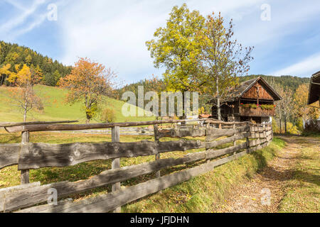 Paysage d'automne avec Mountain lodge et clôture, Santa Maddalena, Funes, Bolzano, Trentin-Haut-Adige - Sudtirol, Italie, Europe, Banque D'Images