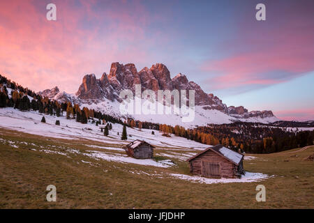 Lever du Soleil avec deux pavillons en bois et Odle Dolomites, Malga Gampen, Funes, Bolzano, Trentin-Haut-Adige - Sudtirol, Italie, Europe, Banque D'Images