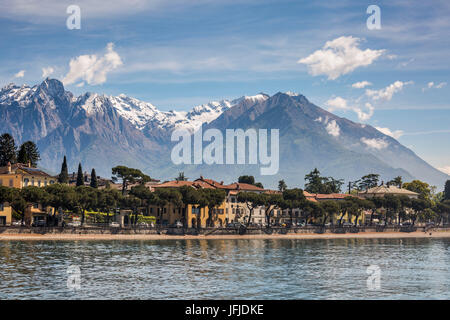 L'Italie, la Lombardie, le lac de Côme, branche nord du lac de Côme et de la ville de Gravedona Banque D'Images