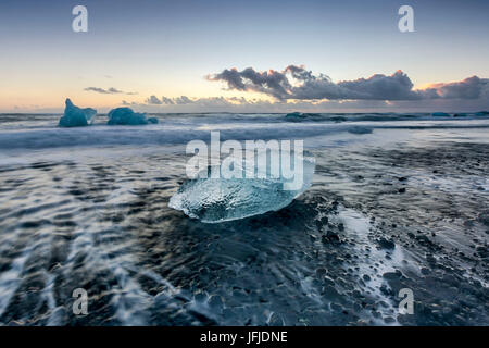 Bloc de glace sur la plage noire Jokulsarlon Glacier Lagoon, l'Est de l'Islande, de l'Europe Banque D'Images