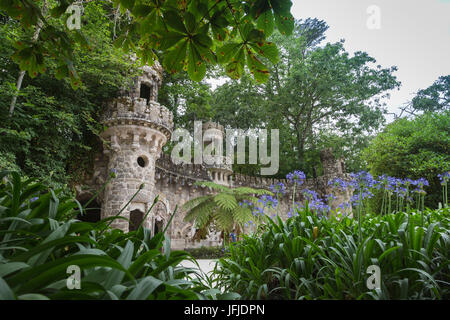 Constructions mystiques du roman gothique et de style Renaissance à l'intérieur du parc Quinta da Regaleira Sintra Portugal Europe Banque D'Images