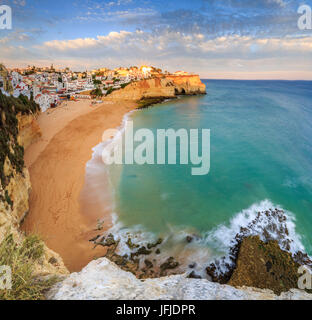 Vue panoramique sur le village de Carvoeiro entouré par une plage de sable et de la mer au coucher du soleil Municipalité Lagoa Algarve Portugal Europe Banque D'Images