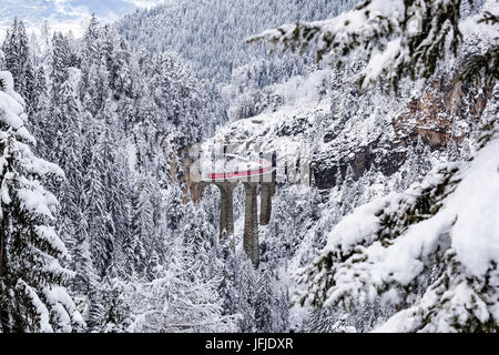 Le Bernina Express train rouge qu'il traverse le pont de Landwasser, Filisur, Grisons, Suisse, Europe, Banque D'Images