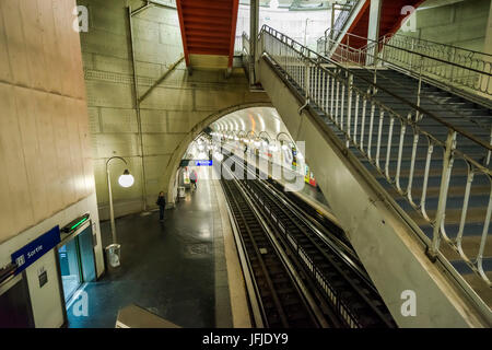 Citer la station de métro, le centre de Paris dans le cadre de Notre Dame, Paris, France Banque D'Images